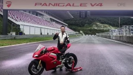 杜卡迪v4150万-杜卡迪V4150万：探索旅行哲学
